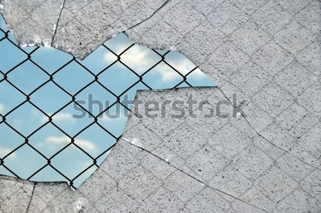 Gebroken glas hek keten link hemel zwart wit Stockfoto © sirylok