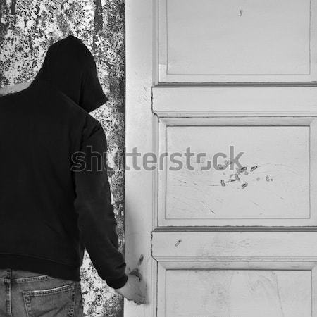 Człowiek otwarcie drzwi pokój rozdarty kwiatowy Zdjęcia stock © sirylok