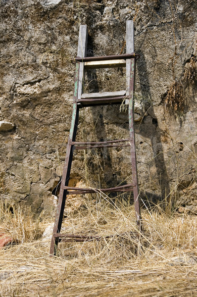 Defekt Leiter rostigen verwitterten Wand Oberfläche Stock foto © sirylok
