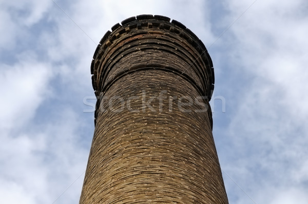 Stockfoto: Industriële · schoorsteen · verweerde · baksteen · verlaten · fabriek