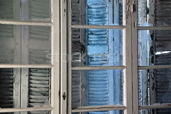 Defekt Fenster Glasscherben Holz Fenster Fensterläden Stock foto © sirylok