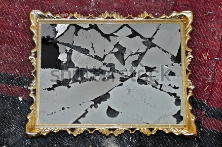 Gebroken frame antieke fotolijstje gebroken glas vuile Stockfoto © sirylok