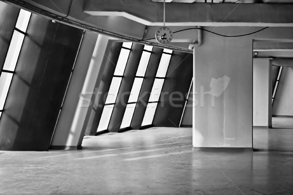 Pusty korytarzu przemysłowych zegar czarno białe streszczenie Zdjęcia stock © sirylok
