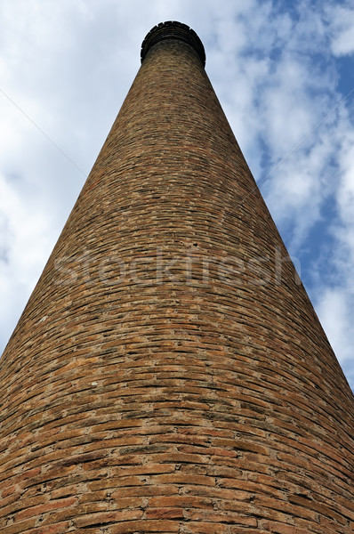 Industrial cărămidă horn erodate abandonat fabrică Imagine de stoc © sirylok