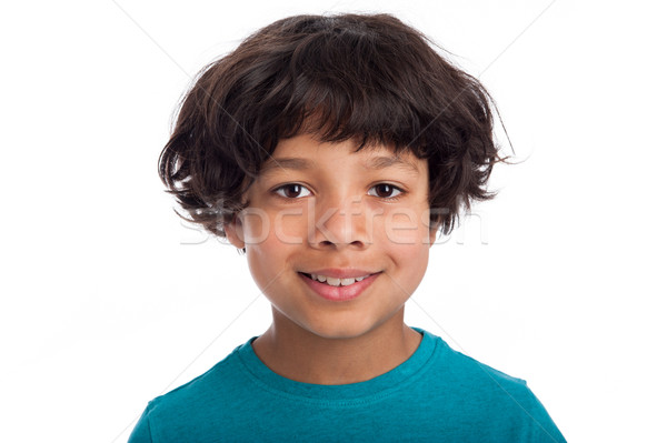 Drăguţ zâmbitor mixt băiat ocazional Imagine de stoc © SLP_London