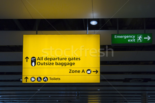 Aeroport semna plecare galben verde caz de urgenţă Imagine de stoc © smartin69