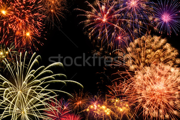 Focuri de artificii afişa fantastic negru noapte cerul Imagine de stoc © Smileus