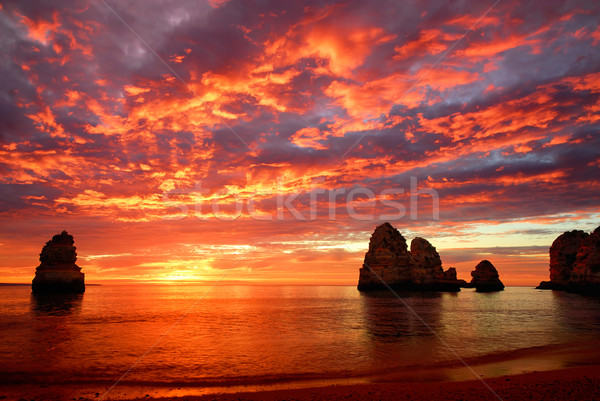 Oszałamiający Świt ocean piękna czerwony chmury Zdjęcia stock © Smileus