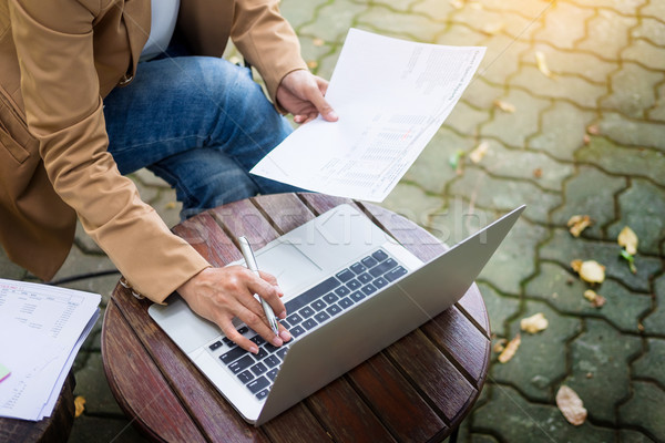 Stockfoto: Zakenvrouw · hand · werken · met · behulp · van · laptop · tabel · tuin