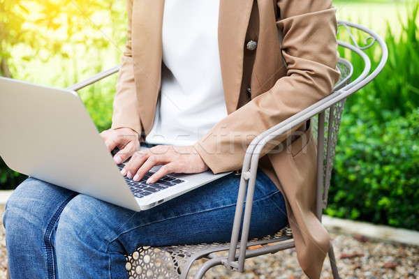 üzletasszony kéz laptopot használ asztal kert üzlet Stock fotó © snowing