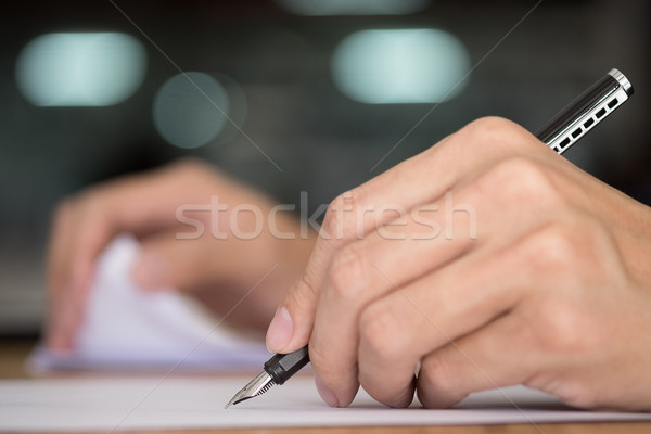 Zakenman schrijven document focus tip pen Stockfoto © snowing