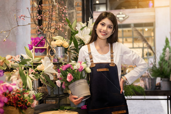 Femeile tinere afaceri proprietar florar buchet Imagine de stoc © snowing