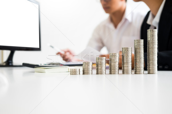 [[stock_photo]]: Pièces · personne · pointant · écrit · Finance · objectifs