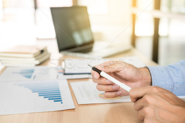 Foto stock: Hombre · de · negocios · de · trabajo · oficina · portátil · tableta · gráfico