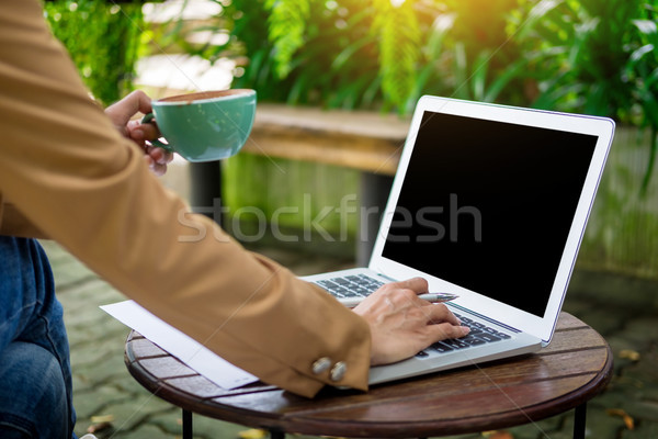 Stockfoto: Zakenvrouw · hand · werken · met · behulp · van · laptop · tabel · tuin