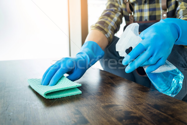 Foto stock: Homem · pano · limpeza · mesa · de · madeira · casa · trapo