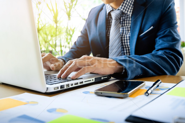 Stock foto: Geschäftsmann · arbeiten · Büro · Laptop · Tablet · Grafik