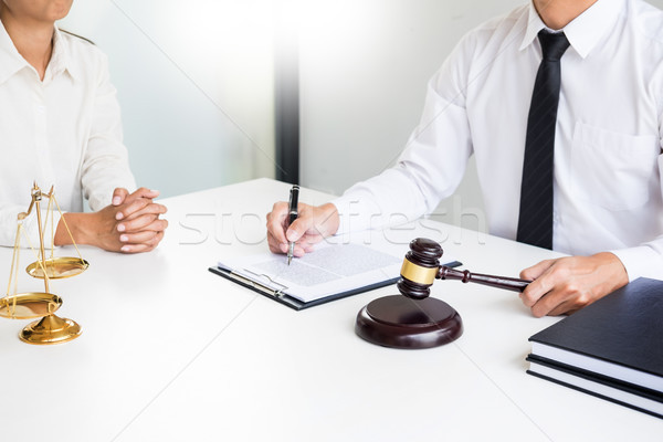 Stock fotó: üzletemberek · ügyvédek · megbeszél · szerződés · papírok · ül
