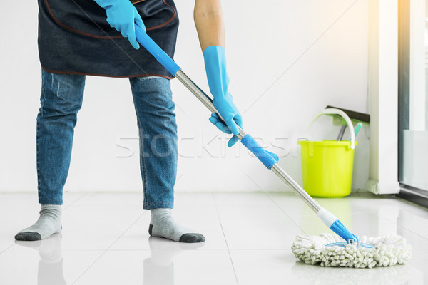 Fiatal házvezetőnő takarítás padló tart műanyag Stock fotó © snowing