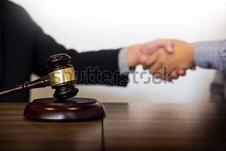 Hamer justitie hamer houten tafel rechter cliënt Stockfoto © snowing
