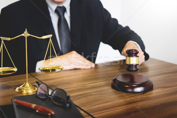Mężczyzna sędzia adwokat sala sądowa młotek tabeli Zdjęcia stock © snowing
