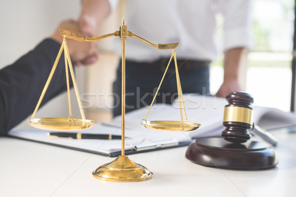 Gabela justiça martelo mesa de madeira juiz cliente Foto stock © snowing