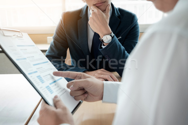 Zakenman naar sceptisch luisteren asian vrouwelijke Stockfoto © snowing