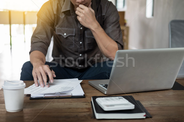 Stockfoto: Authentiek · afbeelding · peinzend · zakenman · coffeeshop · vergadering