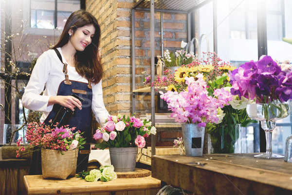 Femeile tinere afaceri proprietar florar buchet Imagine de stoc © snowing