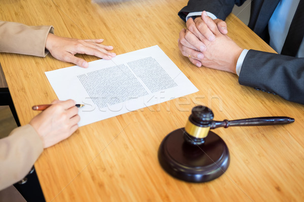 ストックフォト: ビジネスの方々 · 弁護士 · 契約 · 論文 · 座って