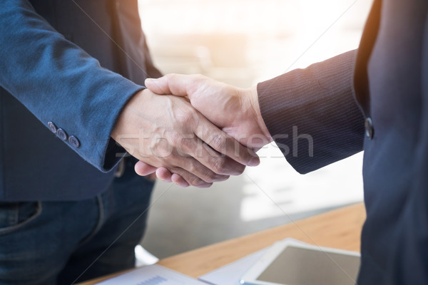 Kettő üzletember kézfogás megbeszélés iroda siker Stock fotó © snowing
