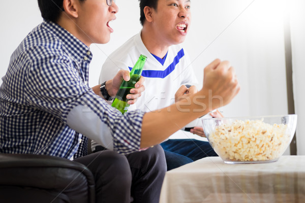 [[stock_photo]]: Asian · football · groupe · ami · regarder · football