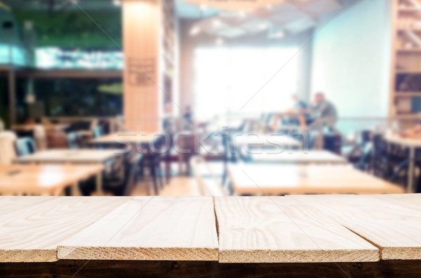 Foto stock: Seleccionado · enfoque · vacío · marrón · mesa · de · madera · Cafetería