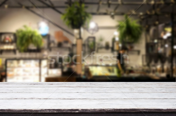 Selectat concentra gol maro masa de lemn cafenea Imagine de stoc © snowing