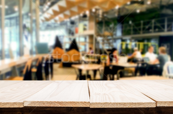 Selezionato focus vuota rosolare tavolo in legno coffee shop Foto d'archivio © snowing