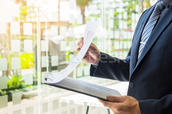 Foto stock: Homem · de · negócios · trabalhando · escritório · laptop · comprimido · gráfico