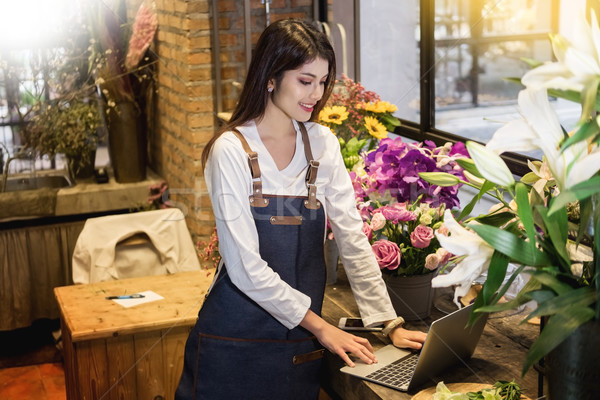 Vrouwen bloemist naar laptop om counter Stockfoto © snowing