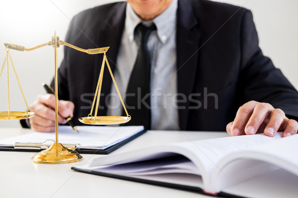 Adwokat sędzia czytania dokumentu sąd biurko Zdjęcia stock © snowing