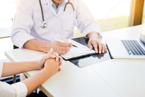 Patient écouter médecin de sexe masculin question [[stock_photo]] © snowing