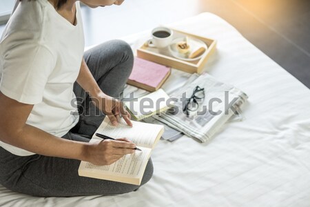 Stock foto: Frau · Lesung · Buch · Zeitung · trinken · Kaffee