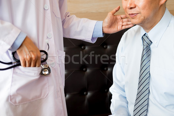 Foto stock: Guapo · médico · examinar · masculina · herido · cuello