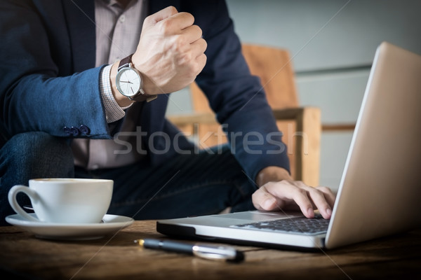 Foto d'archivio: Soddisfatto · lavoro · felice · giovane · lavoro · laptop