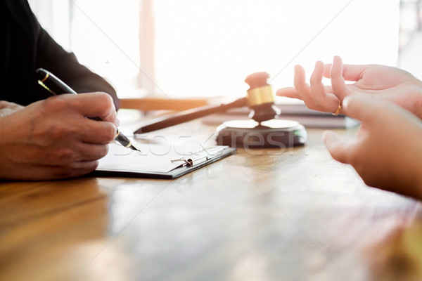Oameni de afaceri avocati contract lucrări şedinţei Imagine de stoc © snowing