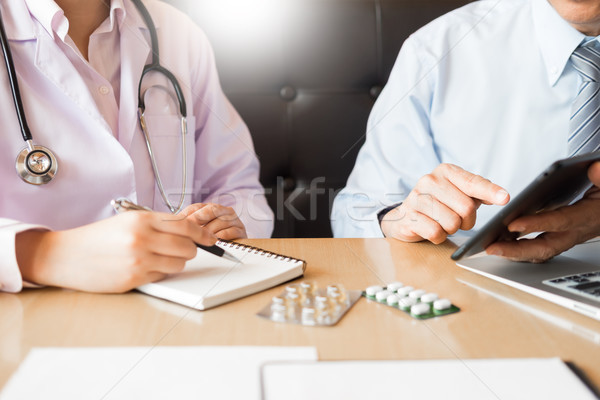 Dois médicos discutir paciente notas escritório Foto stock © snowing