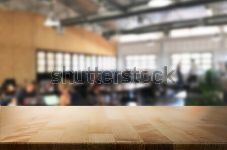 Selectat concentra gol maro masa de lemn cafenea Imagine de stoc © snowing