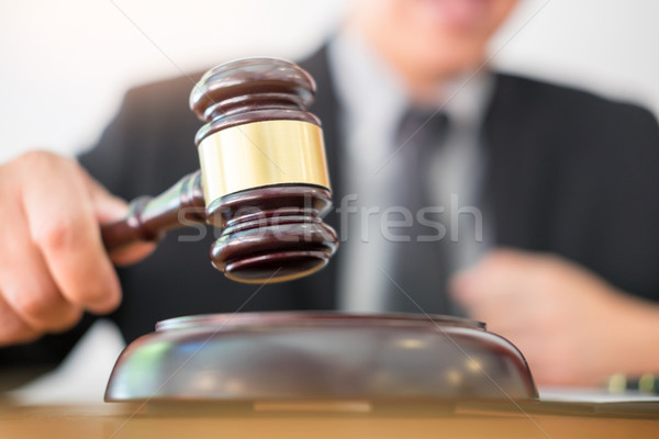 Mężczyzna sędzia adwokat sala sądowa młotek komputera Zdjęcia stock © snowing