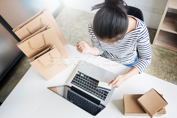 [[stock_photo]]: Heureux · jeune · femme · carte · de · crédit · carte