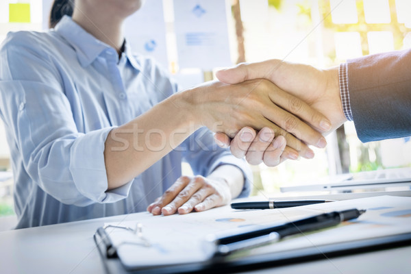 üzletemberek kézfogás megbeszélés üzlet iroda kéz Stock fotó © snowing