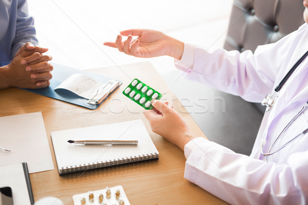 Orvos kéz tart tabletta drog beteg Stock fotó © snowing