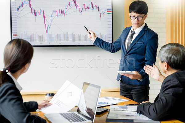 Człowiek biznesu Język dyskusja czas zysk wykres Zdjęcia stock © snowing